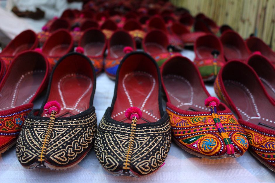 Where can I find authentic handcrafted khussas with a modern cuff style for everyday wear in Washington state?