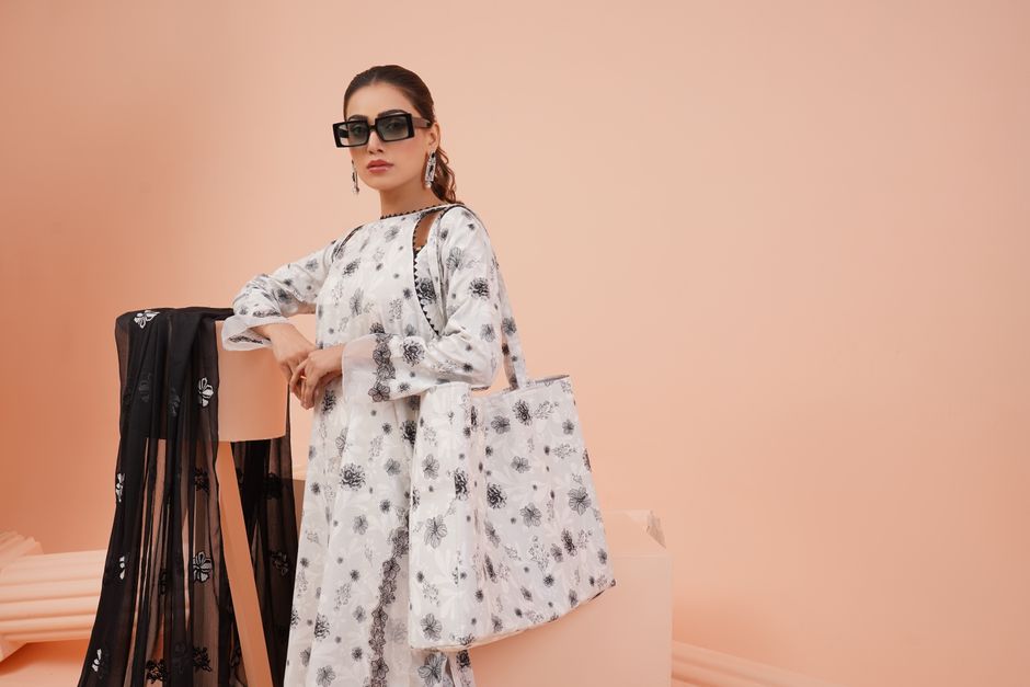 Where can I find plus‑size Pakistani kurtis with fast US shipping?