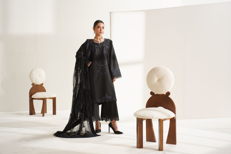 Which Pakistani designers offer ready‑to‑wear collections that ship domestically from the US?